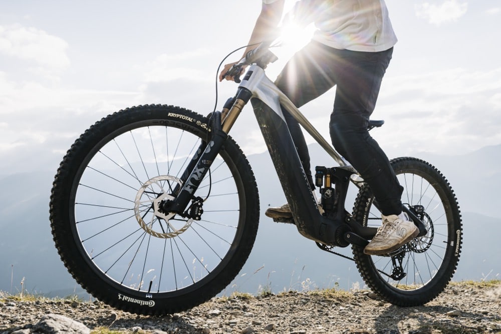 MTB no pico com pôr do sol