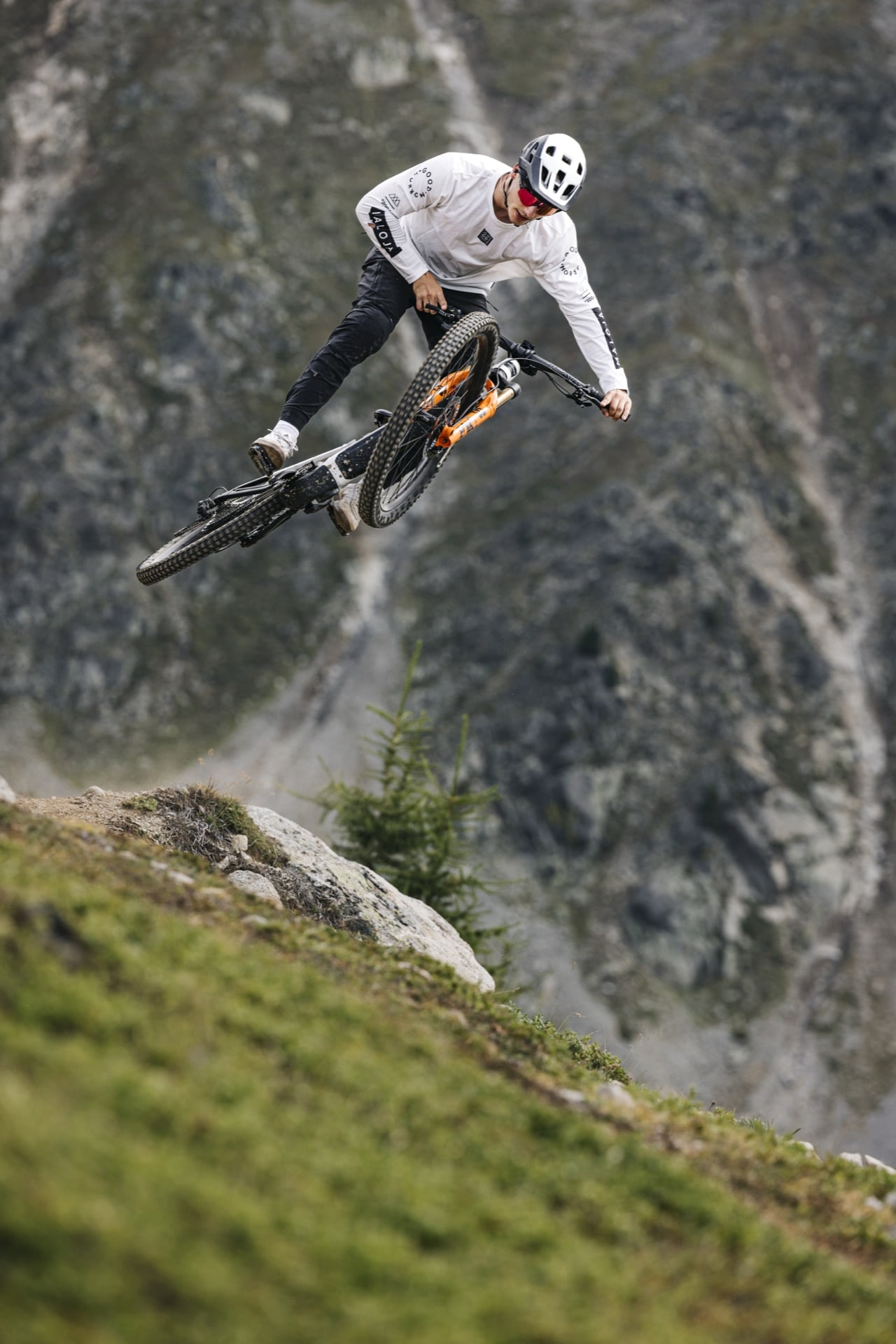 MTB em voo sobre montanha