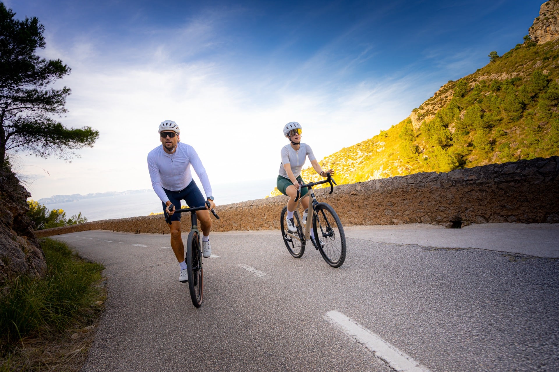 Ciclistas em estrada de montanha